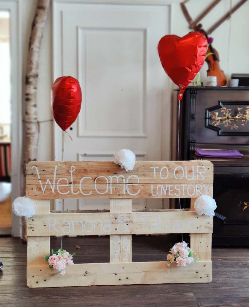 Dekoration mit Herz-Luftballons und Blumen