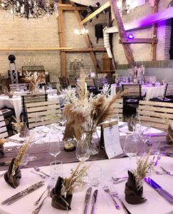 Hochzeit in unserer Scheune, Stühle und Tische in Weiß verkleidet mit braunen Stoffservietten