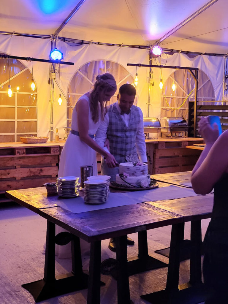Ein Hochzeitspaar schneidet die Torte an