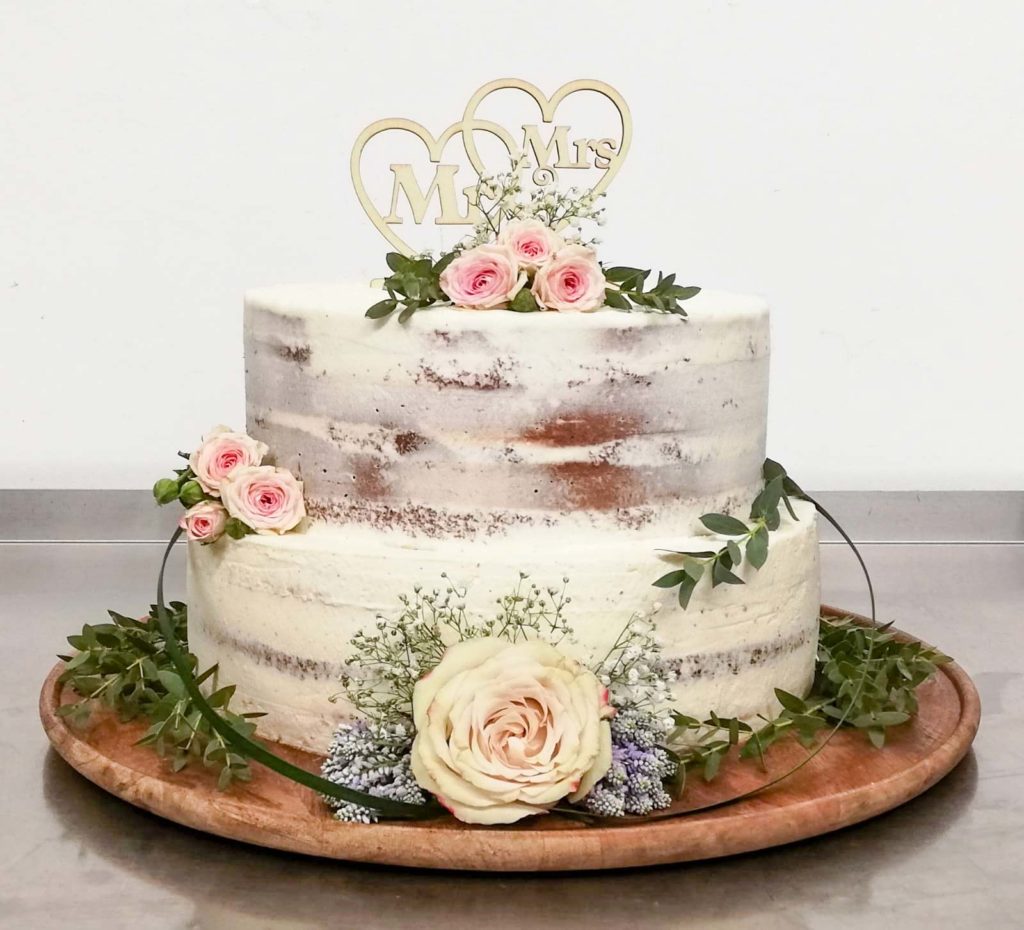 Zweistöckige Torte, Semi Naked Cake in weiß mit Rosen als Dekoration