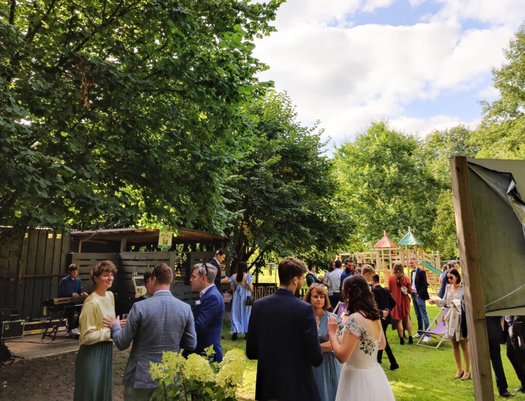 Freie Trauung, im Garten mit der Familie