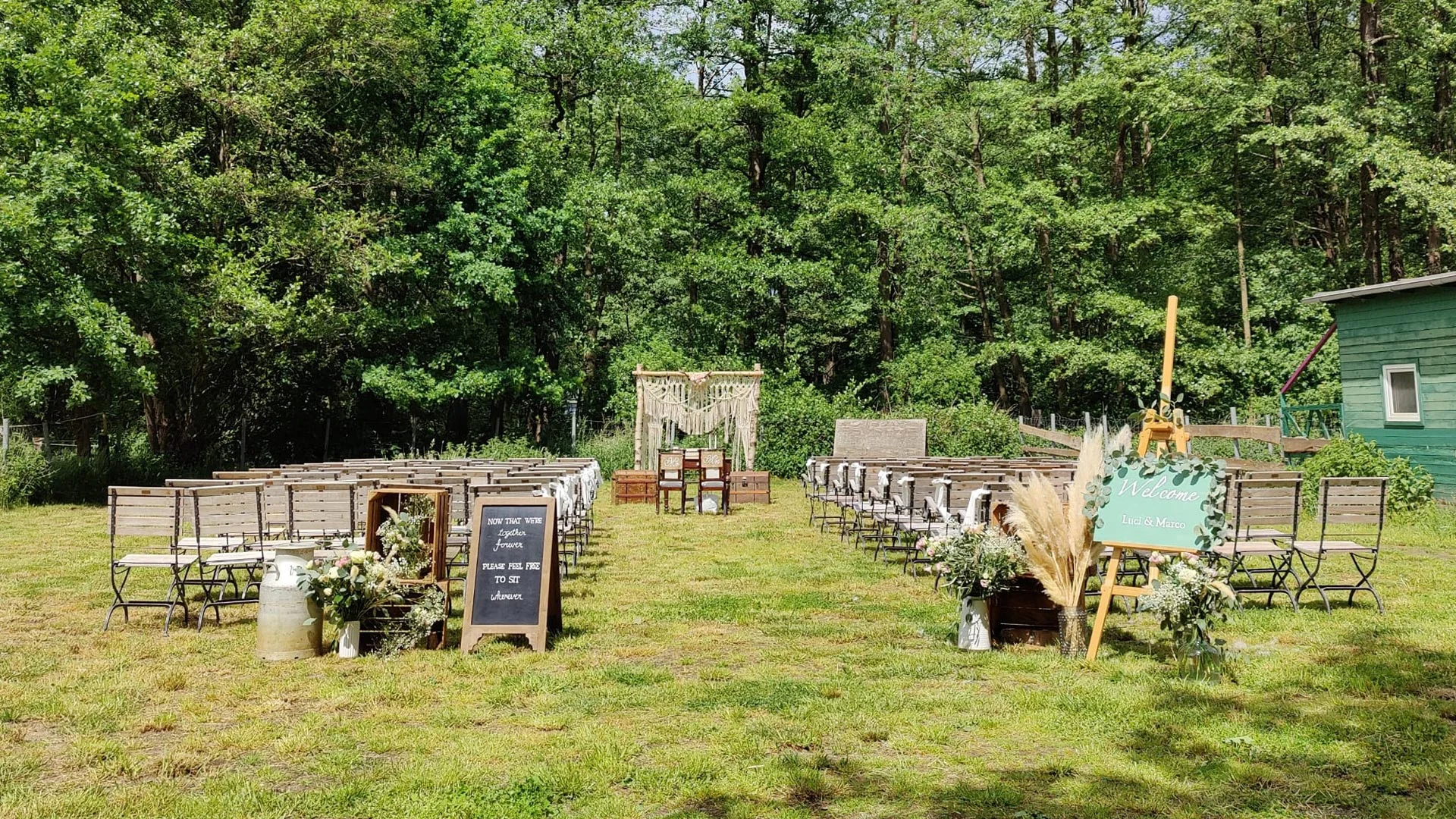 Freie Trauung unter blauem Himmel in grünen Wiesen bei Beans